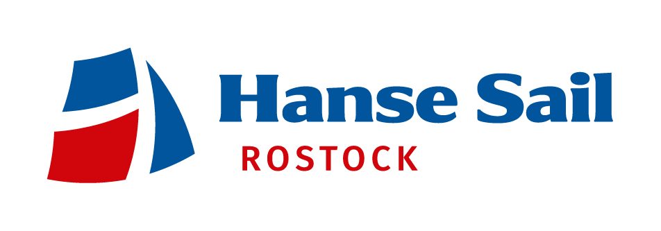 Zahlreiche historische Traditionssegler und Schiffe liegen während der Hanse Sail 2026 im Rostocker Stadthafen an den Kaikanten.
