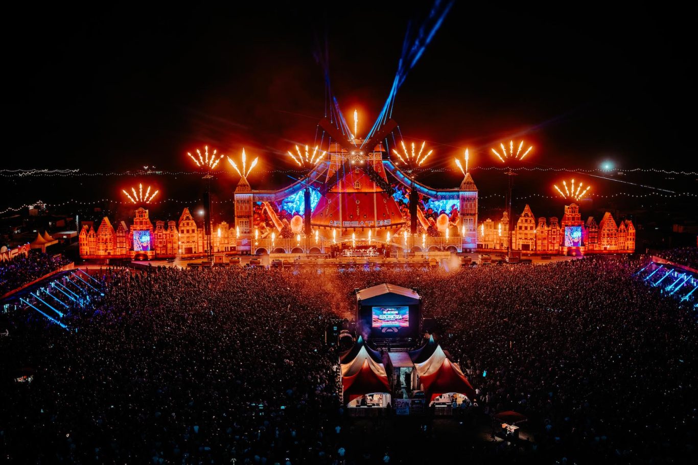 AIRBEAT ONE sprengt Besucherrekord - 210.000 feiern die „Netherlands Edition“ Großes Festival mit bunten Lichtern, einer Menschenmenge und einer beeindruckenden Bühne.