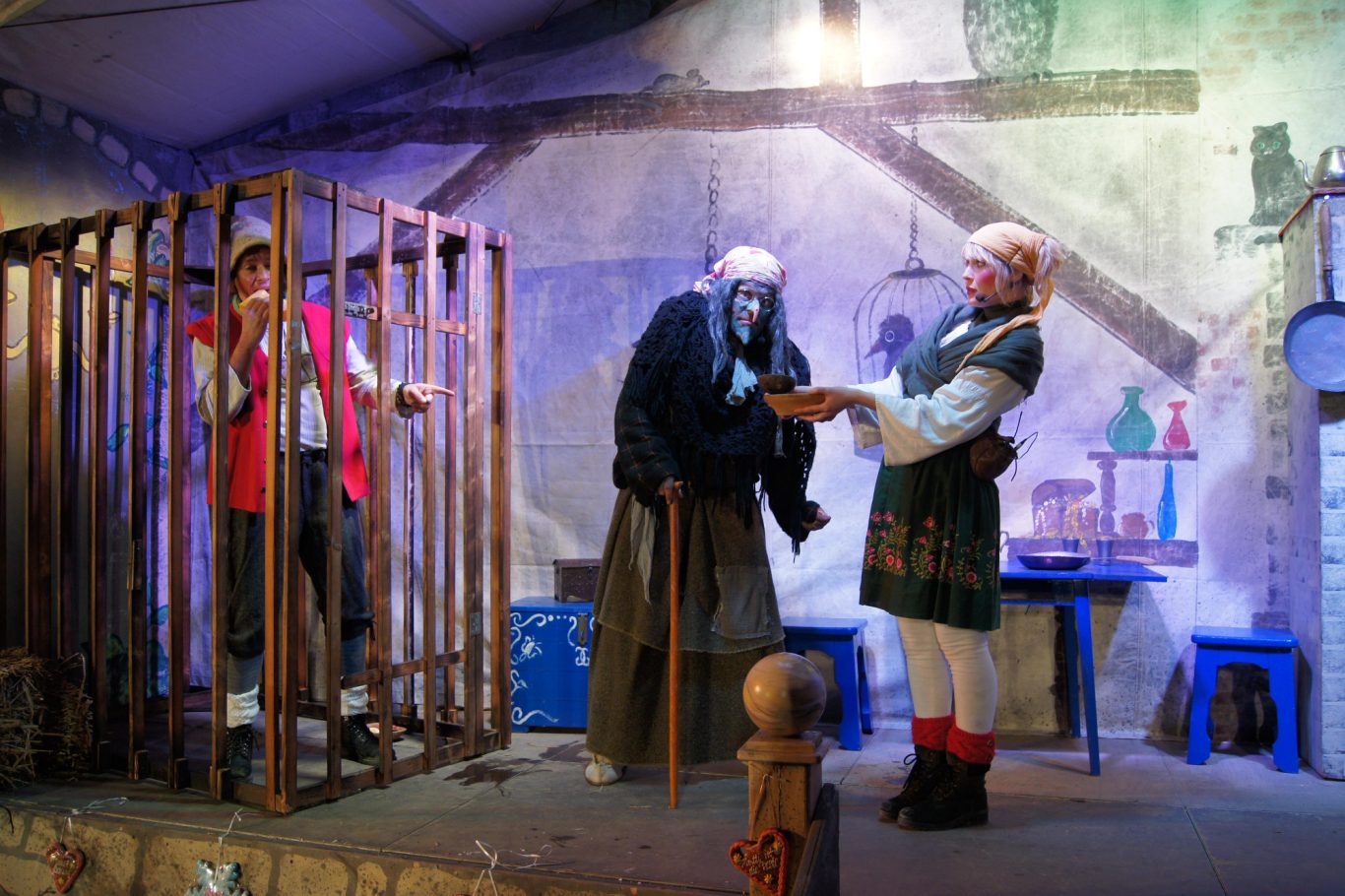 Weihnachten bekommt ein neues Zuhause. Die “Märchenweihnacht” kommt erstmals nach Grevesmühlen. Szenenansicht mit Personen in Kostümen, die eine Geschichte auf einer Bühne darstellen.