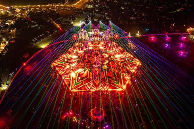 Fünf Tage und vier Nächte voller Musik, Kunst und Gemeinschaft in Eldena Vorverkauf für das Indian Spirit Festival 2027 gestartet Indian Spirit Festival 2026
begeistert 25.000 Psytrance-Fans aus 67 Ländern