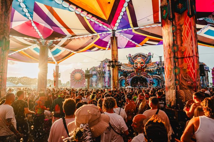 Fünf Tage und vier Nächte voller Musik, Kunst und Gemeinschaft in Eldena Vorverkauf für das Indian Spirit Festival 2027 gestartet Indian Spirit Festival 2026
begeistert 25.000 Psytrance-Fans aus 67 Ländern