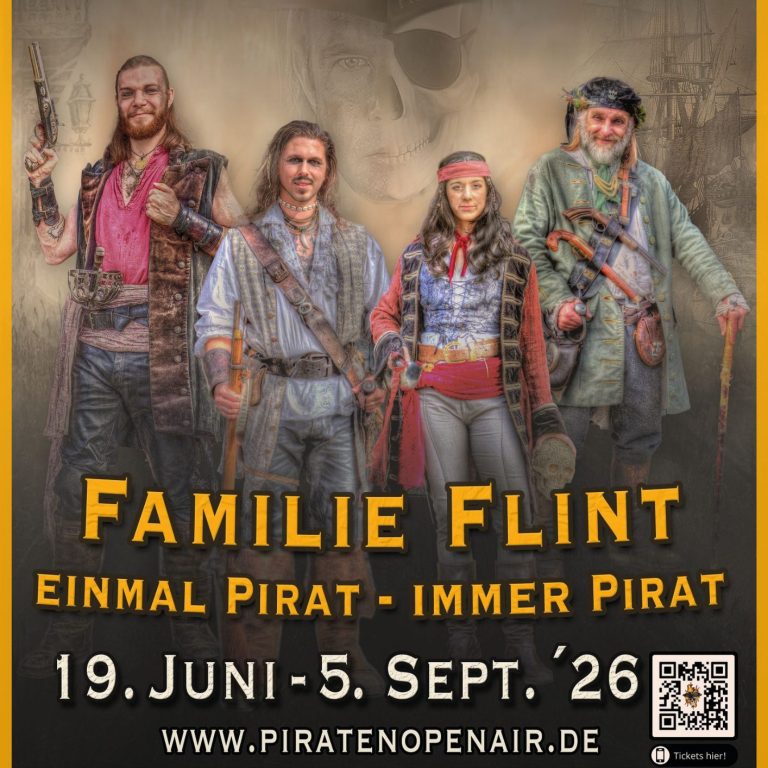 Piraten Action-Open Air-Theater Grevesmühlen 2026 Vier Personen in Piratenkleidung, mit Schwertern und pistolen, vor einem schemenhaften Hintergrund.