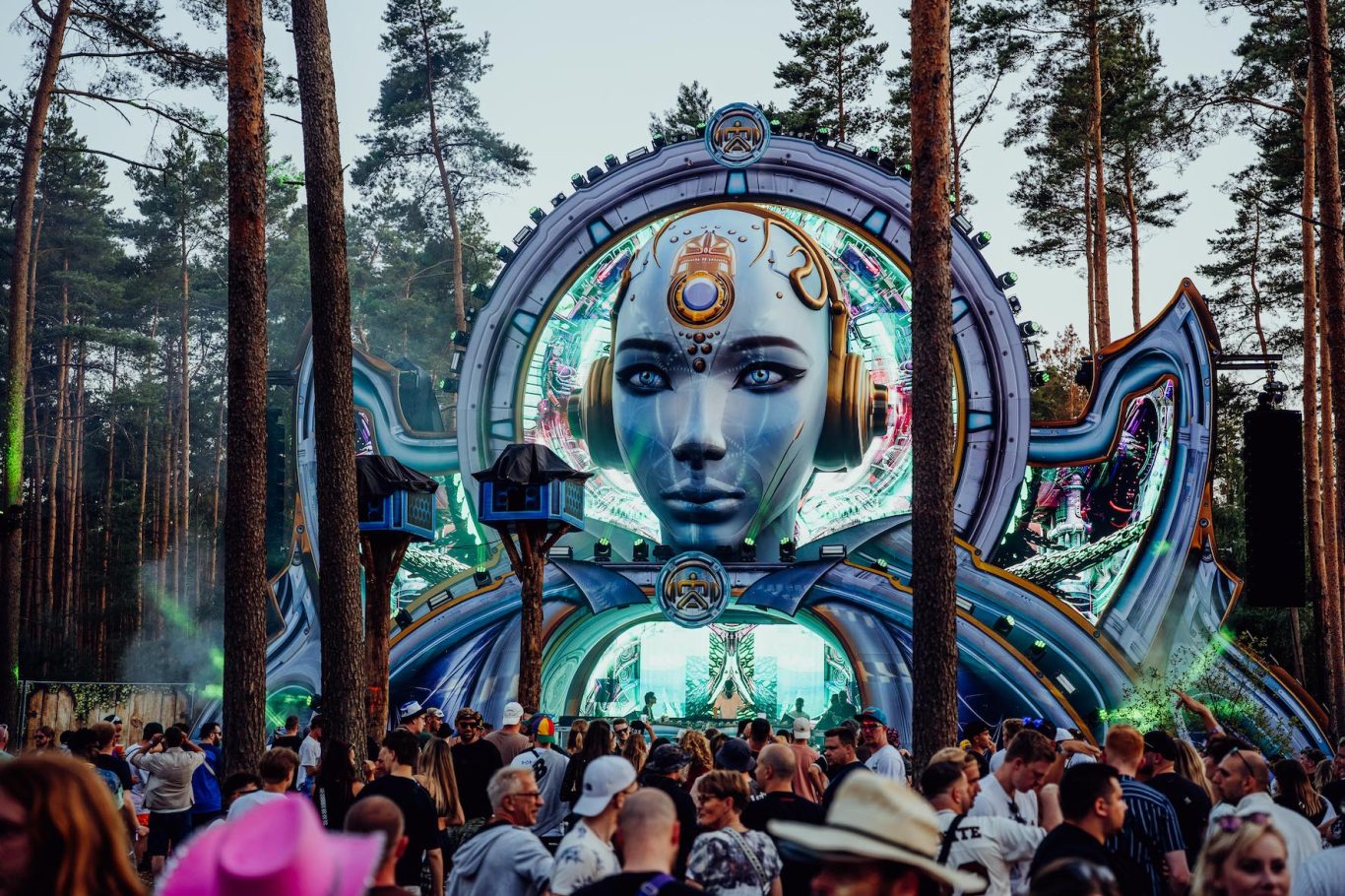 AIRBEAT ONE sprengt Besucherrekord - 210.000 feiern die „Netherlands Edition“ Futuristische Bühne mit einem großen, stilisierten Gesicht und Menschenmenge im Wald.