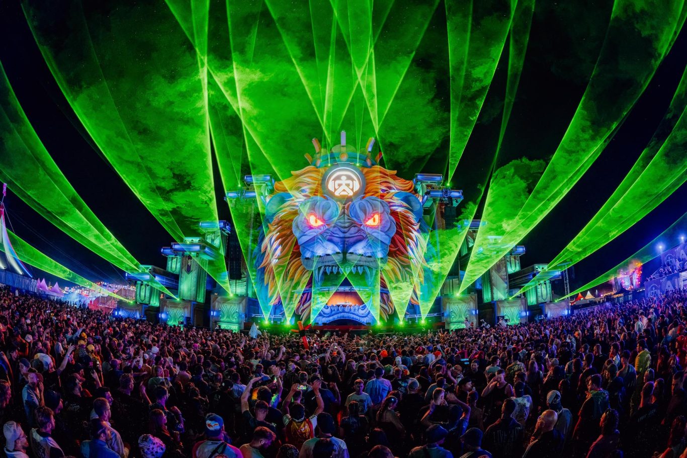 AIRBEAT ONE sprengt Besucherrekord - 210.000 feiern die „Netherlands Edition“ Bunte Laser zeigen eine beeindruckende Bühnenkulisse vor einer großen Menschenmenge.
