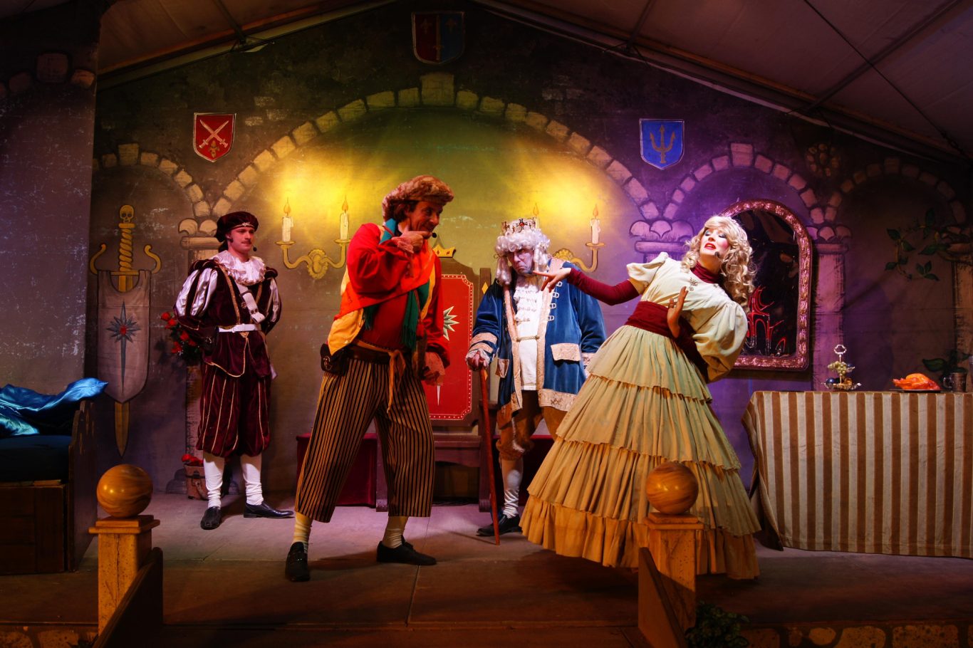 Weihnachten bekommt ein neues Zuhause. Die “Märchenweihnacht” kommt erstmals nach Grevesmühlen. Theateraufführung mit vier Schauspielern in historischen Kostümen auf einer Bühne.