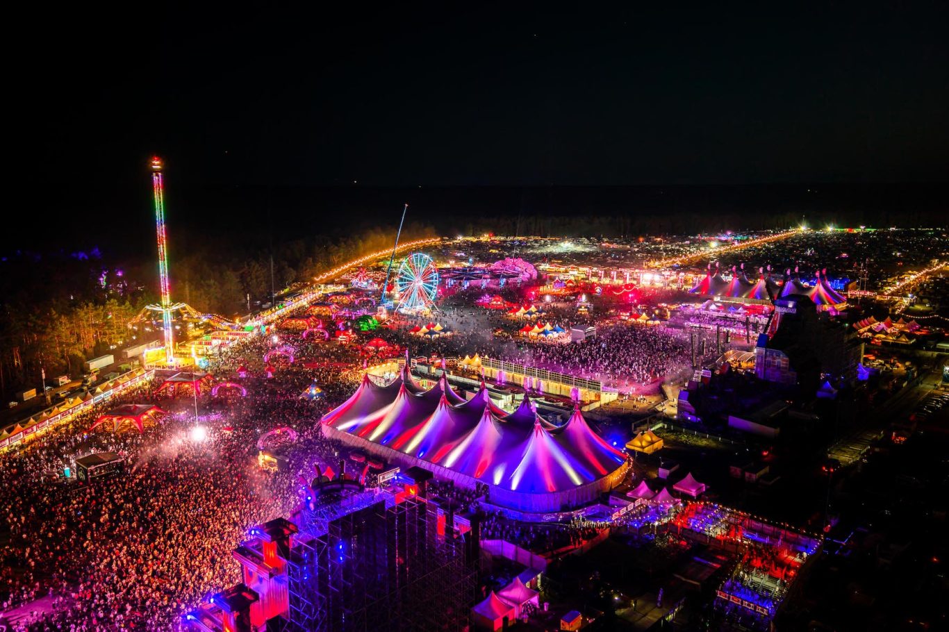 AIRBEAT ONE sprengt Besucherrekord - 210.000 feiern die „Netherlands Edition“ Bunte Lichter und Menschenmengen auf einem Festivalgelände bei Nacht.