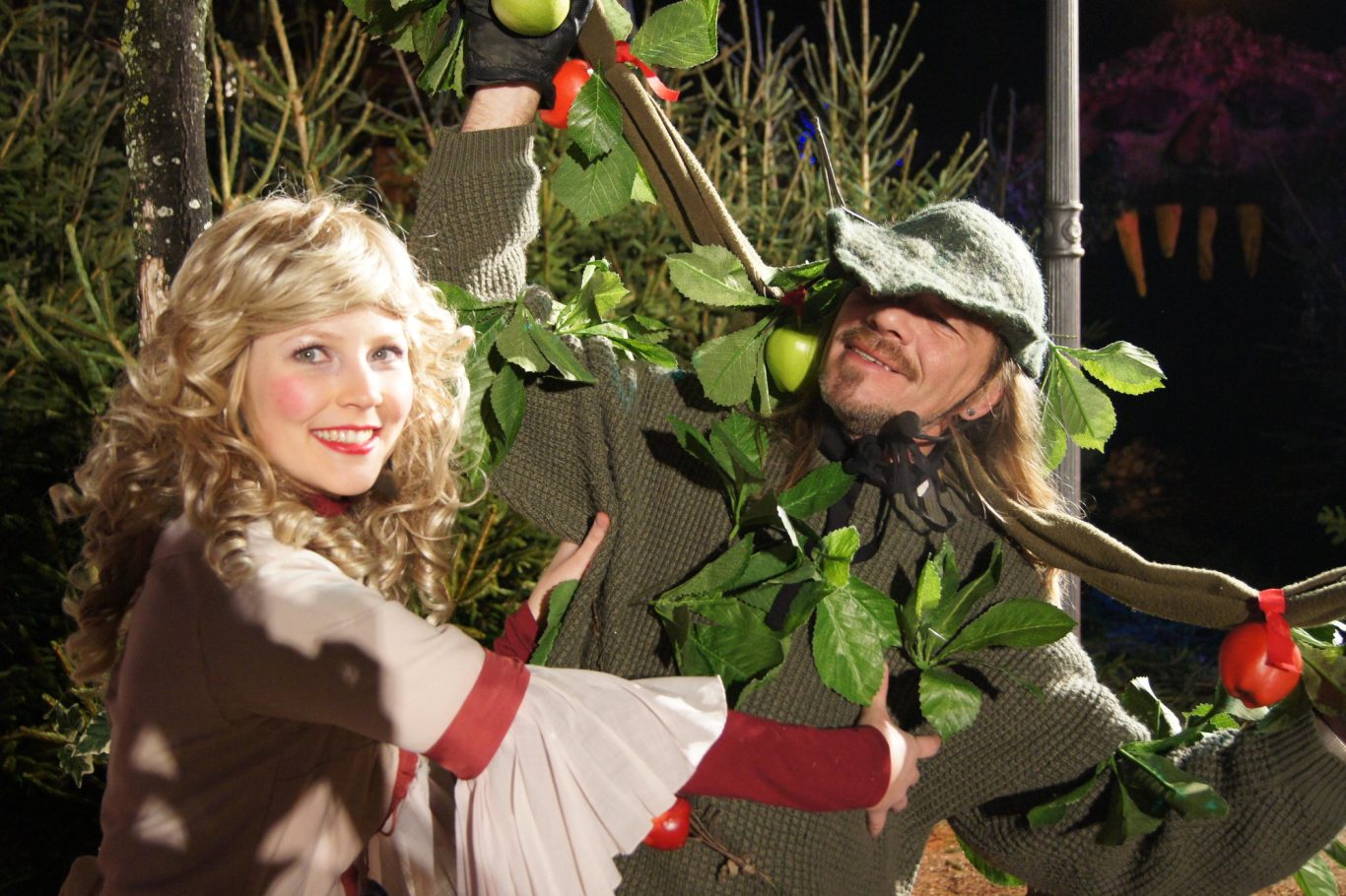 Weihnachten bekommt ein neues Zuhause. Die “Märchenweihnacht” kommt erstmals nach Grevesmühlen. Mann in Kleidung mit Blättern und Frau mit lockigem Haar, lächelnd und posierend.